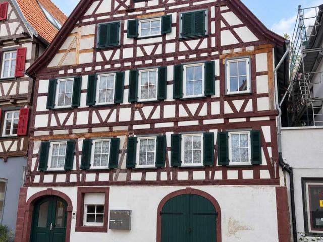 2 Zimmer Wohnung in historischem Mehrfamilienhaus