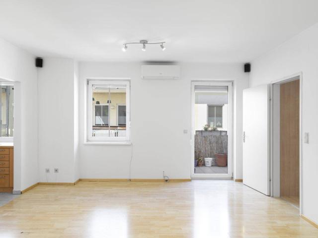 2 Zimmer Wohnung in ruhiger Lage – Balkon, Klima & Garagenplatz