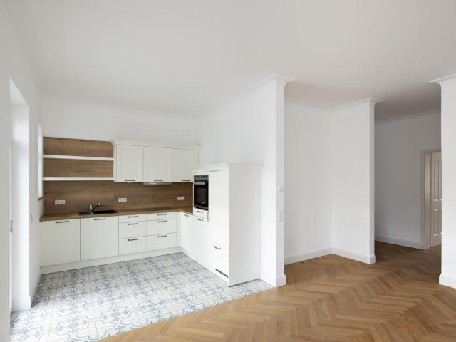 2 Zimmer Wohnung in saniertem Altbau mit Einbauküche und Balkon zu vermieten!