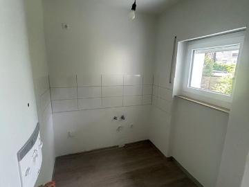 2 Zimmer Wohnung,komplett renoviert inkl Balkon in grüner Lage