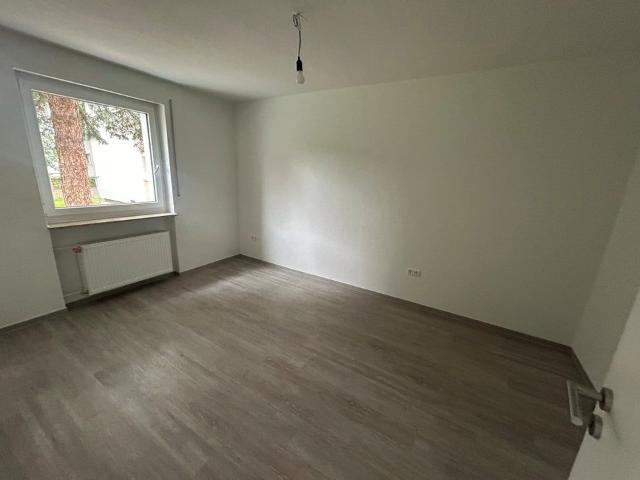 2 Zimmer Wohnung,komplett renoviert inkl Balkon in grüner Lage