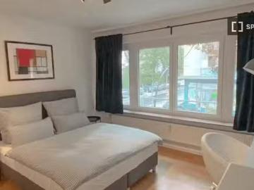 2 Zimmer Wohnung zu vermieten, Frankfurt am Main