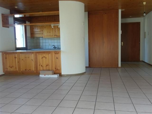2 Zimmer Wohnung 1/2 65 m2, ruhiges Wohnhaus, Grünanlage