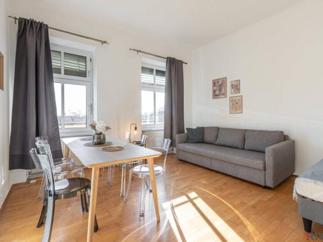 SELTENHEIT II ALTBAUWOHNNG MIT 103m² EIGENGARTEN UND GARTENHÜTTE II 2 ZIMMER II 3. OG MIT LIFT II AIRBNB oder SELBST EINZIEHEN II NÄHE U6/AKH/VOLKSOPER/WUK