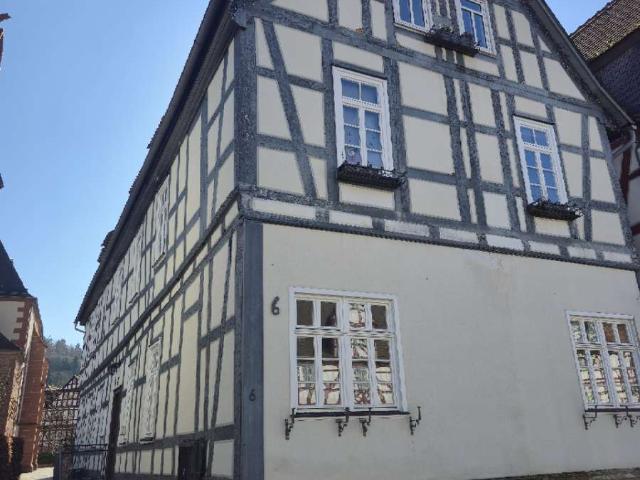 2 Zimmer Altbauwohnung direkt am Marktplatz von Büdingen – Einbauküche inklusive