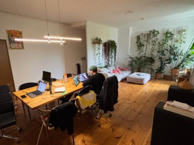 2 Zimmer Altbauwohnung im Sprengelkiez, voll möbliert & top angebunden