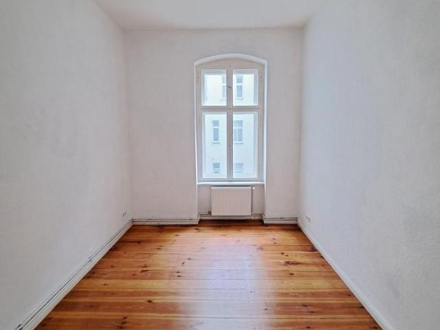 2 Zimmer Altbauwohnung im Wrangelkiez sucht neue Mieter!