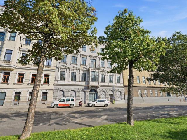2 Zimmer Altbau mit Gestaltungsspielraum | Rund 53 m² mit Balkon | in 1070 Wien