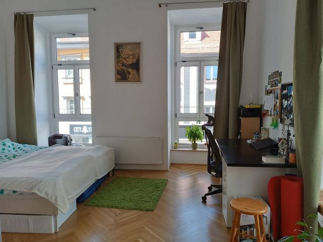 2 Zimmer Altbau Wohnung, Zentral, Ruhig und Hell