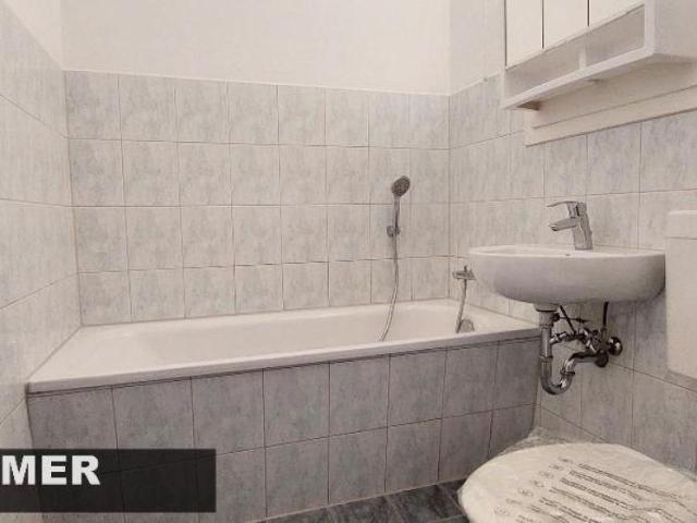 2 Zimmer, Balkon frisch saniert
