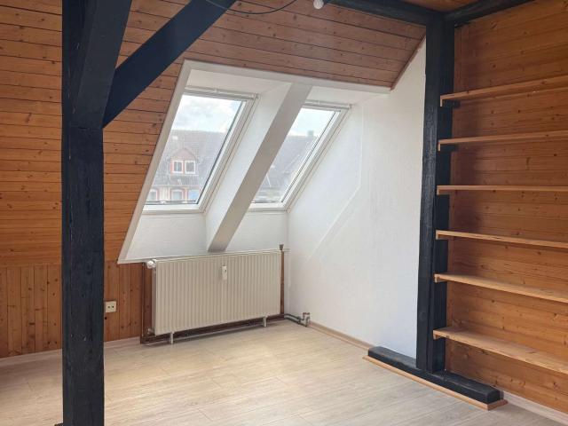 2 Zimmer Dachgeschosswohnung mit urigem Charme und Einbauküche