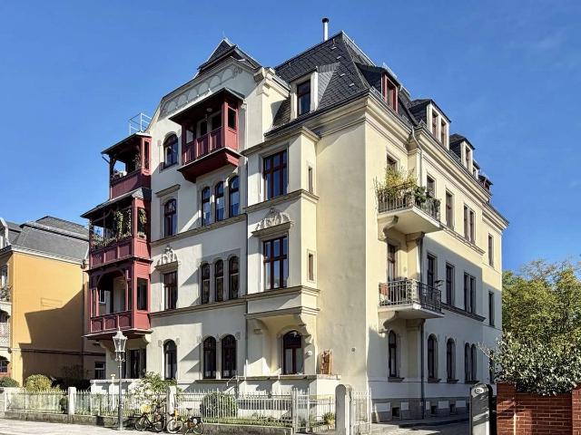 2 Zimmer Dachgeschosswohnung mit Aufzug, Terrasse und Stellplatz im schönen Striesen