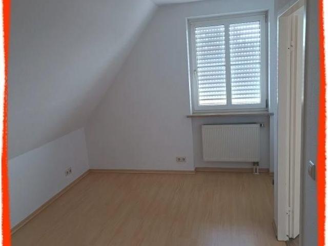 2 Zimmer Dachgeschosswohnung mit EINBAUKÜCHE in Zwickau Zentrum zu vermieten!