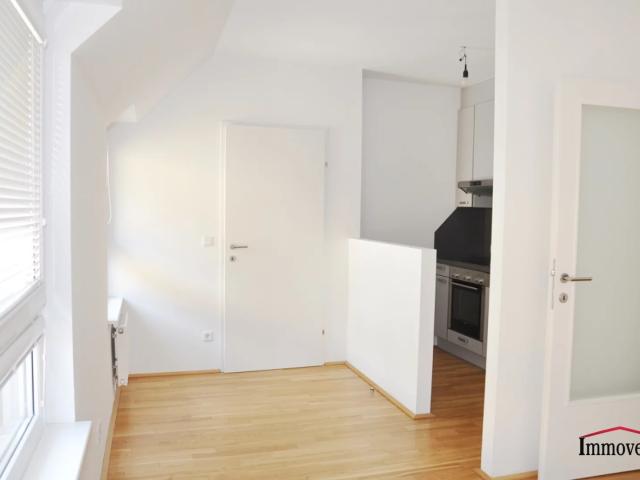 2 Zimmer Dachgeschosswohnung mit idealer Raumaufteilung! Mietbeginn 01.10.2026