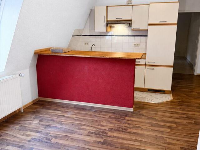 2 Zimmer Dachgeschoss Wohnung in Schwarz.