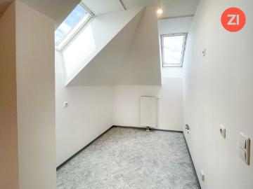 2 Zimmer Dachgeschoss Wohnung inkl. Loggia und Tiefgaragen Parkplatz