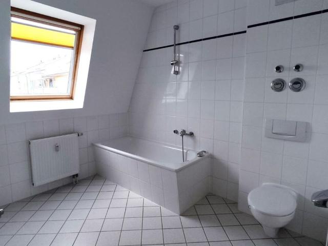 2 Zimmer Dachgeschoss Wohnung mit Einbauküche!