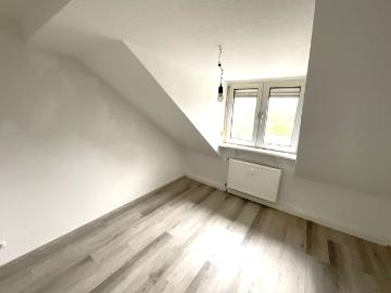 2 Zimmer Dachgeschoss Wohnung mit Tageslichtbad!