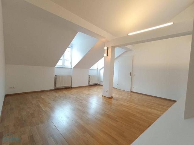 2 ZIMMER DACHGESCHOSS WOHNUNG NÄHE MATZLEINSDORFER PLATZ