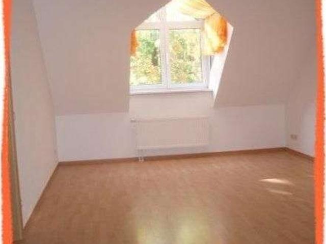 2 Zimmer Dachwohnung in ruhiger & zentrumsnaher Grünlage von Zwickau zu vermieten!