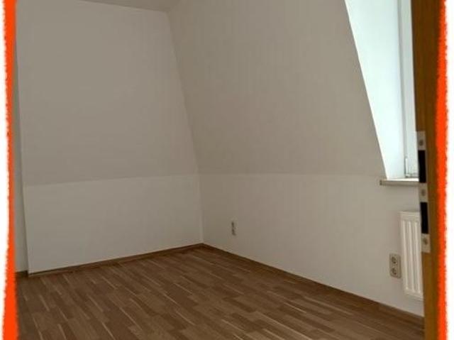 2 Zimmer Dachwohnung mit Dusche in Küche + Einzug sofort möglich + preiswert zu vermieten!