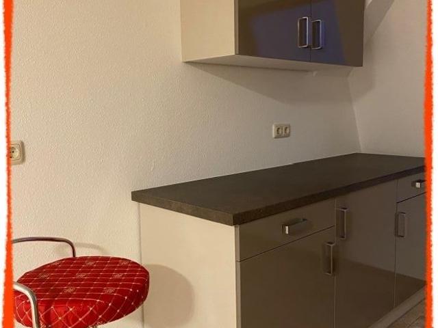 2 Zimmer Dachwohnung mit EINBAUKÜCHE und Personenaufzug zu vermieten!