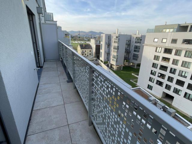 2 Zimmer DG Wohnung mit Terrasse & Klimaanlage!