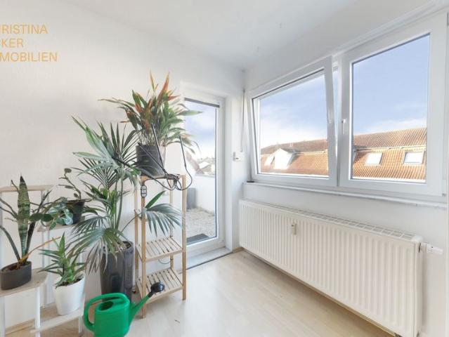 2 Zimmer DG Wohnung mit Balkon – Einbauküche – Stellplatz in Nieder Roden