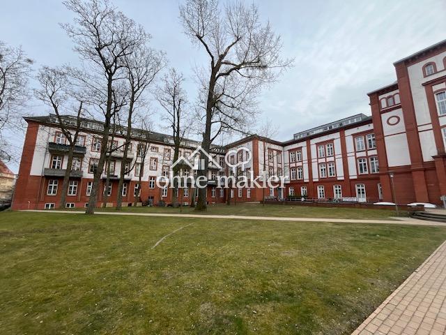 2 Zimmer DG Wohnung in zentraler Lage