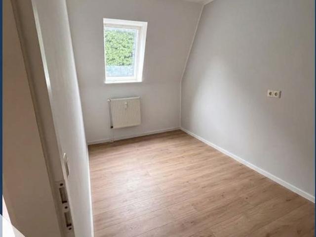 2 Zimmer DG Wohnung, 56,1 m², hell, Abstellkammer, EBK nach Absprache optional