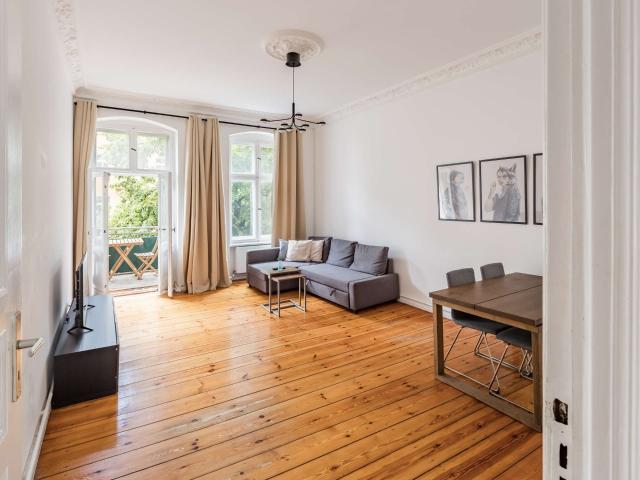 2 Zimmer Eigentumswohnung mit hochwertigen Altbaudetails und Balkon