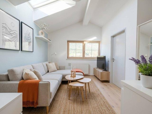 Charmante 2 Zi Dachgeschoss Wohnung mit sonnigem Balkon, Solar & Parkplatz in Inzing