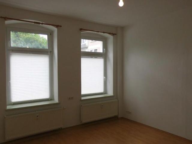2 Zimmer Erdgeschoß Wohnung mit großer Küche mit Eßplatz, Wannenbad mit Duschaufsatz und Sitzterrasse im Hof/Hausgarten in Reichanbach/Cunsdorf zu vermieten!