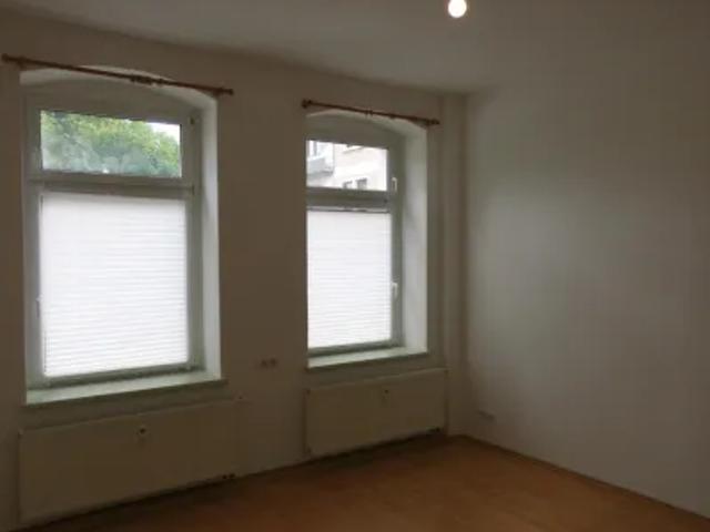 2 Zimmer Erdgeschoß Wohnung mit großer Küche mit Eßplatz, Wannenbad mit Duschaufsatz und Sitzterrasse im Hof/Hausgarten in Reichanbach/Cunsdorf zu vermieten!