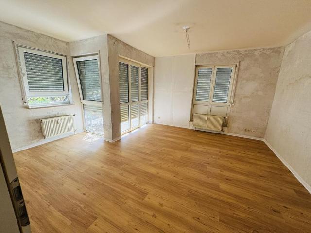 2 Zimmer Erdgeschosswohnung Gestaltungsspielraum für kreative Köpfe und handwerklich Begabte