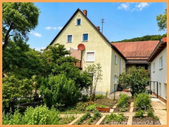 2 Zimmer Erdgeschosswohnung im ehemaligen Bauernhof mit Gartennutzung, Garage und schöner Aussicht