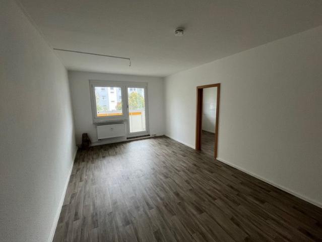FRISCH RENOVIERT! 2 Zimmer, Tageslichtküche und XXL Balkon