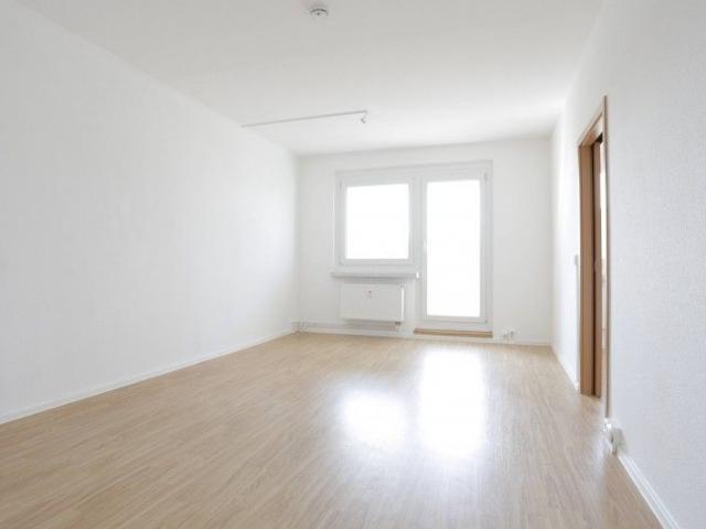2 Zimmer, großer sonniger Balkon und Tageslichtküche