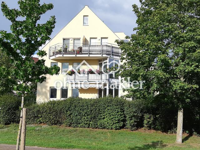 2 Zimmer Hochparterre Wohnung mit Balkon, EBK u. 2 Stellplätze mit Blick ins Grüne