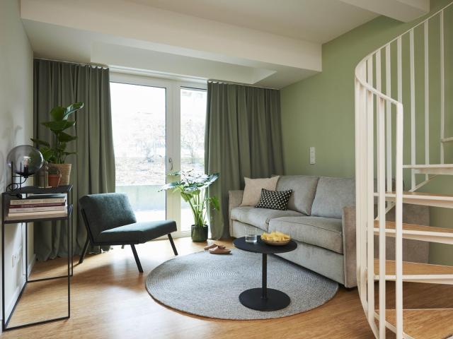 2 Zimmer Maisonette Apartment für 1250€ Warm – vollmöbliert mit Gym & Workspace