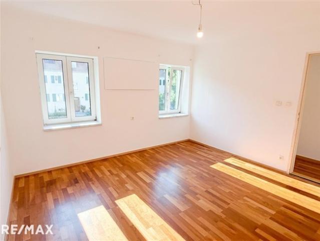 2 Zimmer Mietwohnung mit 80 m² Eigengarten und PKW Abstellplatz