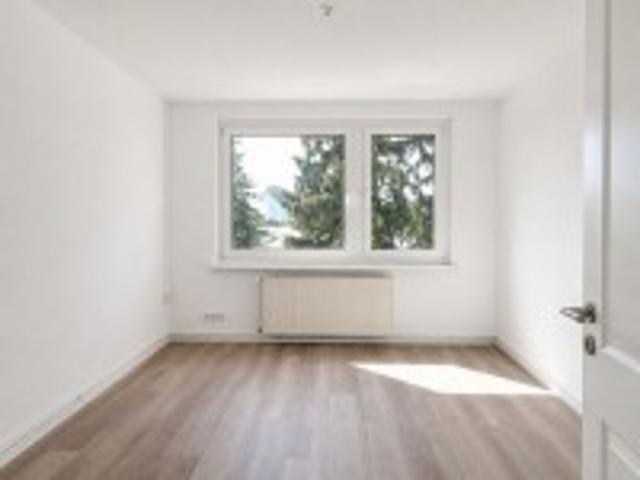 2 Zimmer mit Badewanne und riesigem Balkon