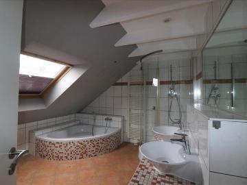 2 Zimmer mit Balkon im Dachgeschoss* in Duisburg Homberg, Moerser Str