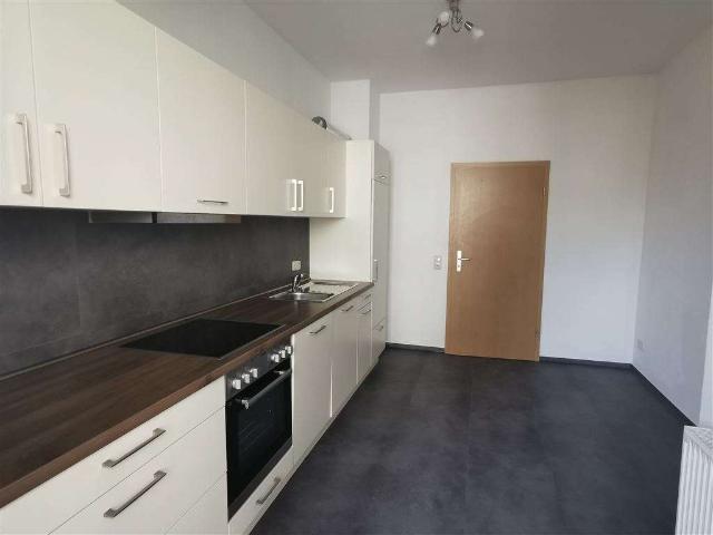 2 Zimmer mit EBK, Balkon Bad mit Wanne und Dusche zur Eigennutzung !