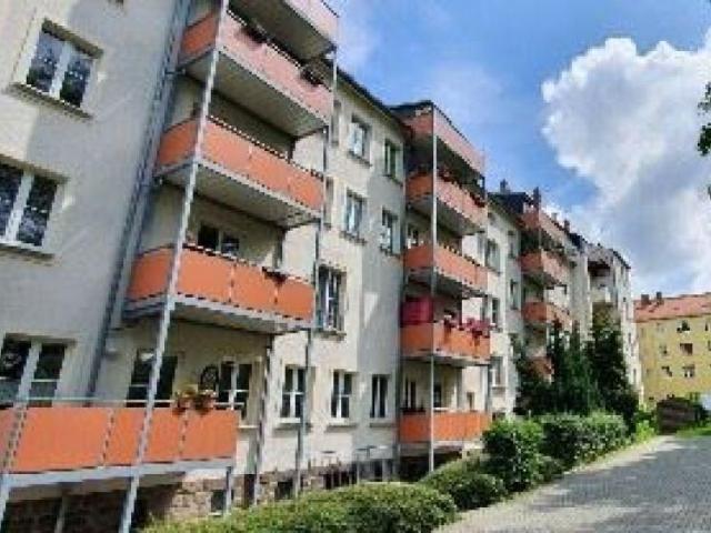 2 Zimmer mit Laminat und Wannenbad in guter Lage