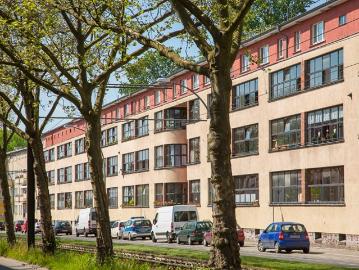 2 Zimmer mit Parkettboden und modern gefliestem Wannenbad!
