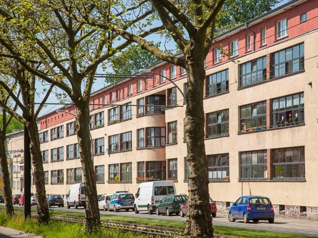 2 Zimmer mit Vinylboden und großer Loggia!