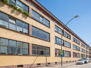 2 Zimmer mit Vinylboden, gefliester Küche und großer Loggia!