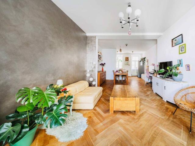 Wohnen im Grünen ! Altbau Klassiker mit Pawlatsche im Herzen des 7. Bezirks