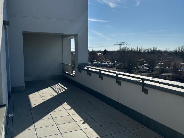 2 Zimmer Penthouse mit zwei sonnigen Dachterrassen und geräumiger Wohnküche